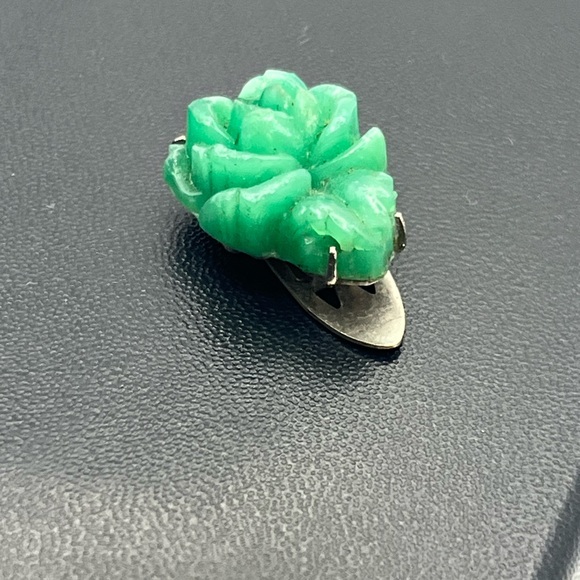 Green carved flower rose shaped stone silver tone vintage dress clip antique - Picture 8 of 16